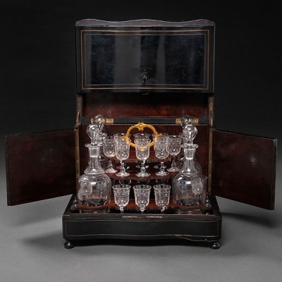 Caja Licorera Napoleón III en madera ebonizada en negro con incrustaciones de latón. Francia, Siglo XIX