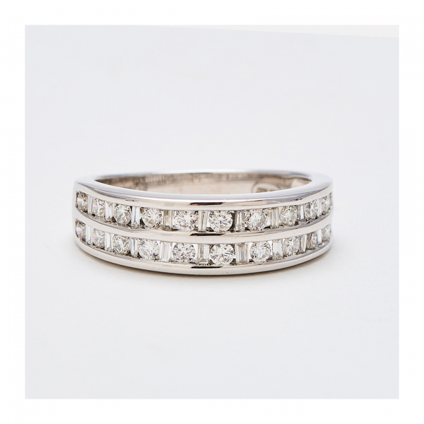 Sortija en oro blanco con dos tiras de diamantes talla brillante engastados en carril.