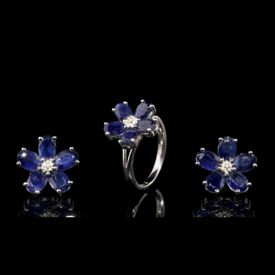 Conjunto en oro blanco de 18 kt &quot;Flores&quot; con zafiros y diamantes. 