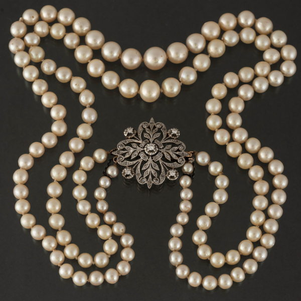 Collar de dos vueltas de perlas cultivadas con broche en oro blanco de 18 kt y brillantes.