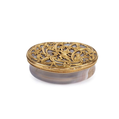Caja de rapé Luis XV realizada en ágata tallada y oro amarillo sin punzón visible. Posiblemente Francia, S. XVIII.