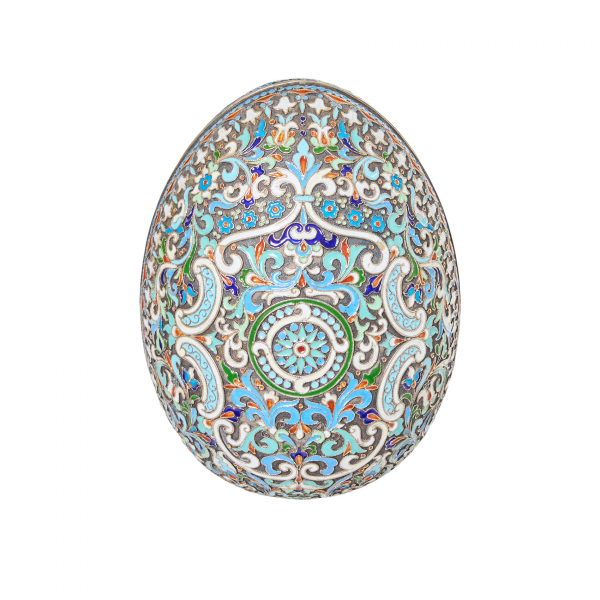 Siguiendo modelos de Pavel Ovchinnikov (Otradnoe, Rusia, 1830-Moscú, Rusia, 1888).  Huevo en plata sobredorada con decoraciones esmaltadas, ppios, del s.XX.