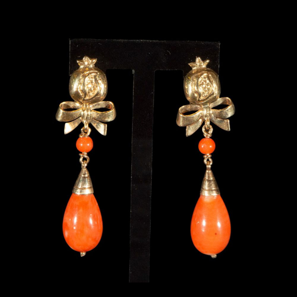Pendientes largos en oro amarillo 18K con diseño de granada y lágrimas de coral