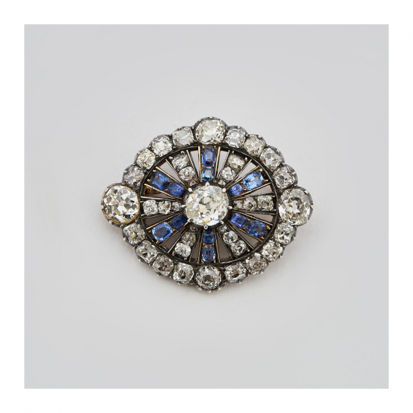 Broche isabelino en oro y vistas en plata con diamantes talla brillante antigua y zafiros azules talla cojín, tercer cuarto del s.XIX.