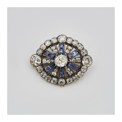 Broche isabelino en oro y vistas en plata con diamantes talla brillante antigua y zafiros azules talla cojín, tercer cuarto del s.XIX.