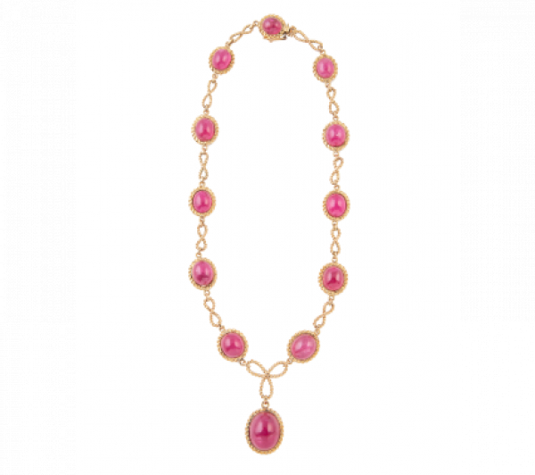 Conjunto de collar, pulsera y pendientes con cabuchones de turmalinas rosas ovales en marcos de cordoncillo de oro, articulados con ochos de cordoncillo.   En oro amarillo de 18K.