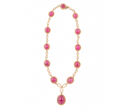 Conjunto de collar, pulsera y pendientes con cabuchones de turmalinas rosas ovales en marcos de cordoncillo de oro, articulados con ochos de cordoncillo.   En oro amarillo de 18K.