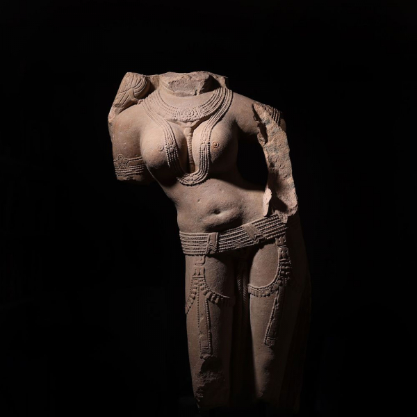 Importante Torso a tamaño real Kushan de Bailarina Celestial - India - Siglo II d.C.