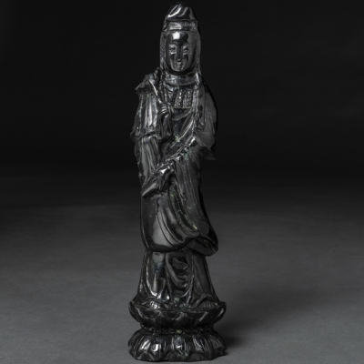 &quot;Guanyín&quot; Figura realizada en piedra tallada de azabache. Trabajo Chino, Siglo XX