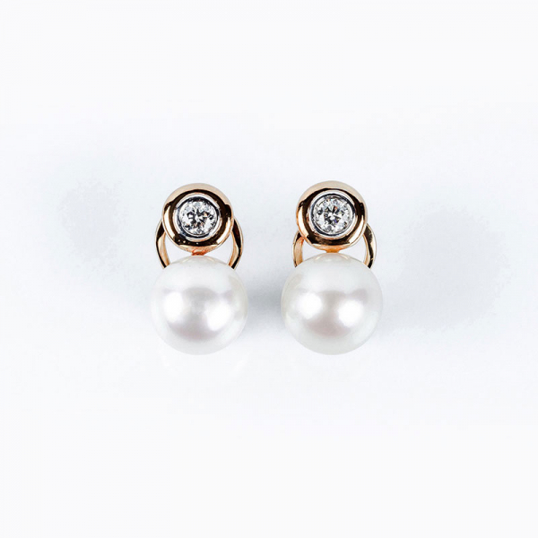 Pendientes en oro amarillo de alta joyería, con un limpio y blanco diamante talla brillante en chatón de oro blanco, sobre una perfecta perla australiana ligeramente abototonada, 12.5 - 13.0 mm.
