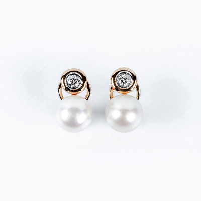Pendientes en oro amarillo de alta joyería, con un limpio y blanco diamante talla brillante en chatón de oro blanco, sobre una perfecta perla australiana ligeramente abototonada, 12.5 - 13.0 mm.