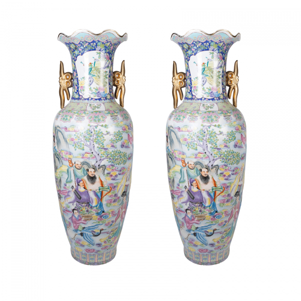 Pareja de jarrones en porcelana china esmaltada Familia Rosa con boca rizada con decoraci&oacute;n de escenas cortesanas, aves y motivos florales, ppios. del s.XX.