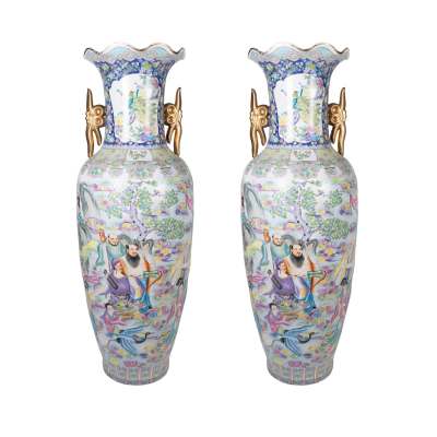 Pareja de jarrones en porcelana china esmaltada Familia Rosa con boca rizada con decoraci&oacute;n de escenas cortesanas, aves y motivos florales, ppios. del s.XX.