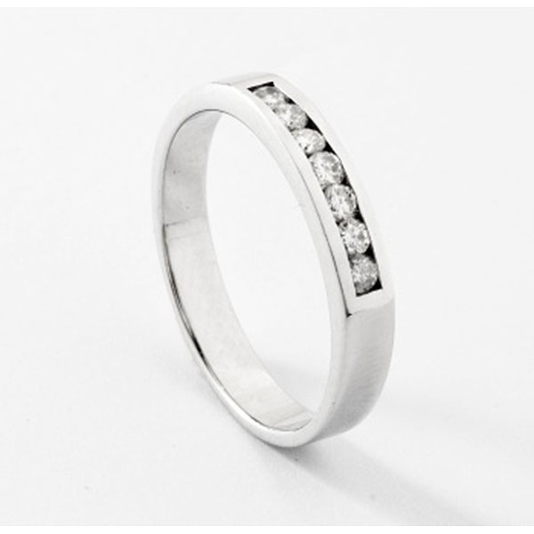 Media alianza en oro blanco con 7 diamantes talla brillante con un peso total de 0,40 cts. aprox.