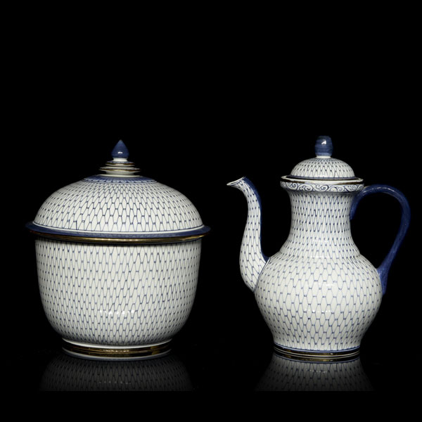 Dos piezas de porcelana con decoraciones en azul y blanco bajo vidriado.  
