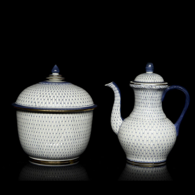 Dos piezas de porcelana con decoraciones en azul y blanco bajo vidriado.  