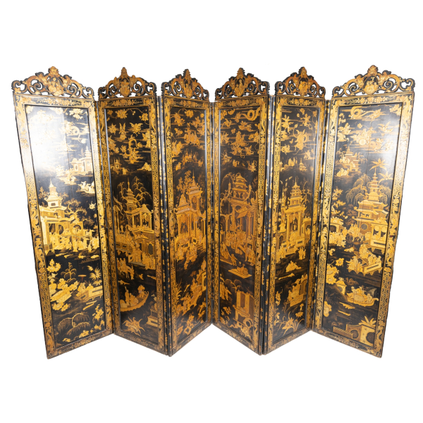 Biombo oriental de seis hojas en madera lacada con decoraci&oacute;n dorada con motivos palaciegos y paisajes, fles. del s.XIX -ppios. del s.XX.