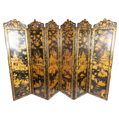 Biombo oriental de seis hojas en madera lacada con decoraci&oacute;n dorada con motivos palaciegos y paisajes, fles. del s.XIX -ppios. del s.XX.