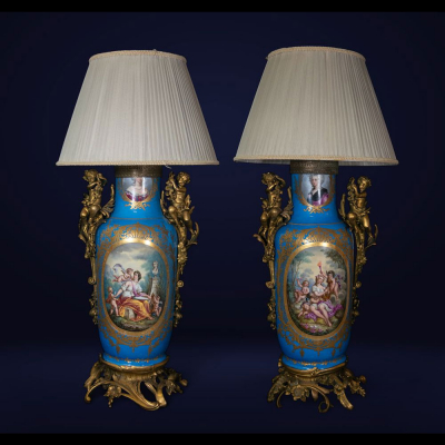 Importante Gran pareja de Jarrones de &quot;Bleu Celeste&quot; de procedencia nobiliaria en porcelana Sèvres montados en lámparas, escuela francesa del siglo XIX.