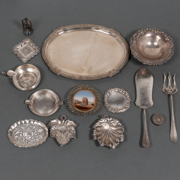 Miscelánea de ceniceros, bandeja y cubiertos en plata española punzonada. Siglo XX