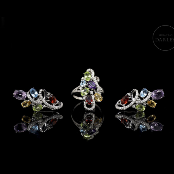Conjunto en oro blanco de 18 kt con gemas y diamantes.   