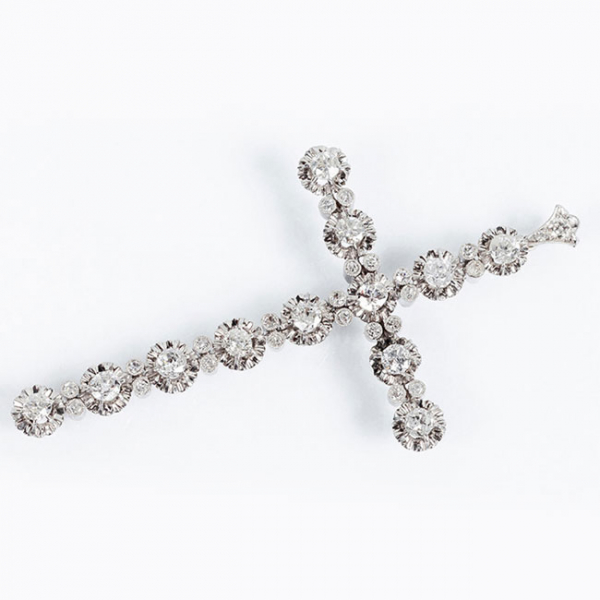 Bella cruz colgante antigua de gran tamaño, en sólida montura de oro blanco 18 K formada por filas de centros de blancos diamantes, talla brillante antigua, en garras de ilusión, intercalados por pares de diamantitos, talla 8/8, en chatoncitos con vistas grafiladas