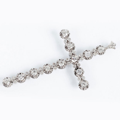Bella cruz colgante antigua de gran tamaño, en sólida montura de oro blanco 18 K formada por filas de centros de blancos diamantes, talla brillante antigua, en garras de ilusión, intercalados por pares de diamantitos, talla 8/8, en chatoncitos con vistas grafiladas