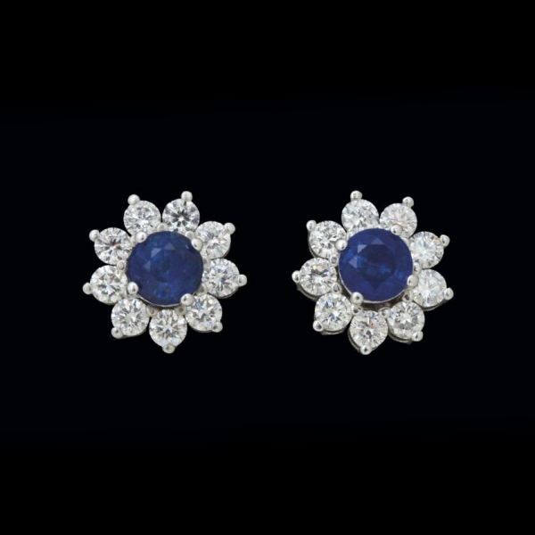 Pendientes desmontables de oro blanco de 18 K. con zafiros azules y orla de brillantes 