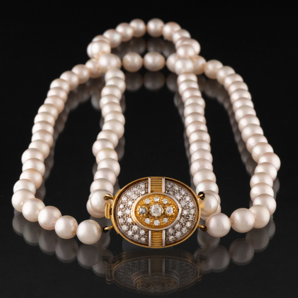 Collar de dos vueltas de perlas cultivadas de 8mm con elegante cierre en oro amarillo y oro blanco de 18kt cuajado de brillantes