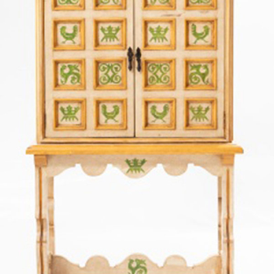 Mueble de 2 puertas y mesa en madera lacada y pintada Estilo Luis XVI. Placa Arnau. España.
