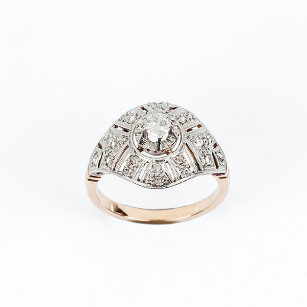 Bella sortija vintage, estilo 'art-decó', en sólida montura de oro rosa 18 K, con motivo oval calado con un blanco brillante central en garras de ilusión y bandas de diamantitos, en vistas grafiladas de platino