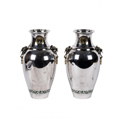 Pareja de importantes vasos de presentación japoneses realizados en plata pura punzonada con el &quot;jungin&quot; (1000/1000).