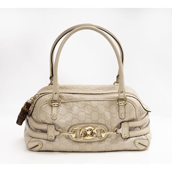 Bolso de mano de la firma Gucci en piel color beige grabada con el anagrama 