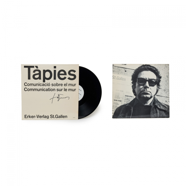 Antoni Tàpies (Barcelona, 1923-2012)  Comunicació sobre el mur. «Communication sur le mur».  Disco de vinilo LP de 12 pulgadas. Firmado a rotulador en la carátula.