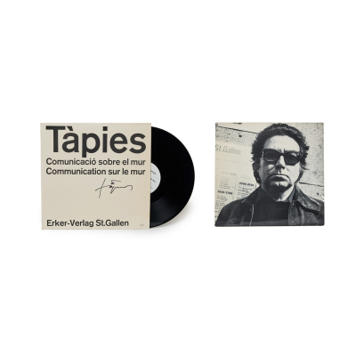 Antoni Tàpies (Barcelona, 1923-2012)  Comunicació sobre el mur. «Communication sur le mur».  Disco de vinilo LP de 12 pulgadas. Firmado a rotulador en la carátula.