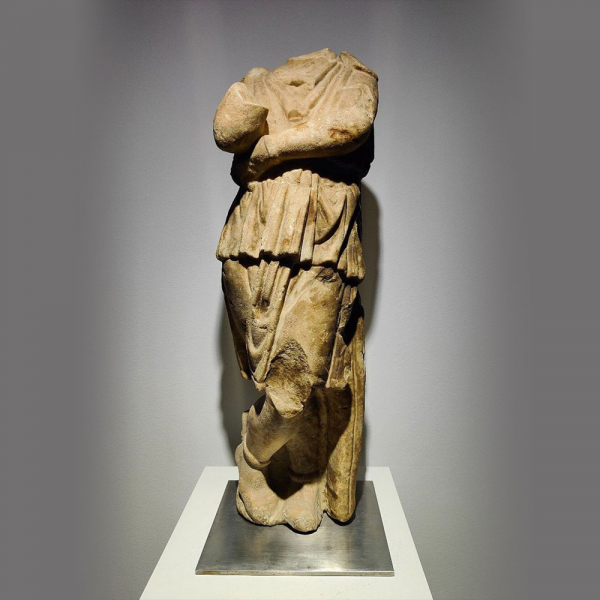 Importante Escultura Romana de Joven Bárbaro, siglos I - II DC, ex colección Jonathan Piser, Illinois.
