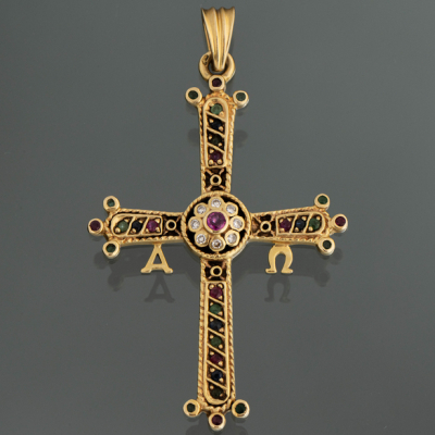 Colgante en forma de cruz Bizantina en oro amarillo de 18kt con rubíes, brillantes y esmeraldas.