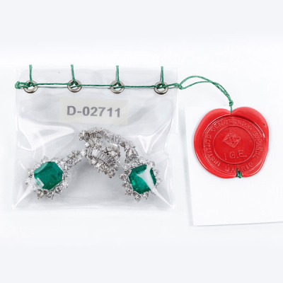 Importantes pendientes largos con un par de bellas esmeraldas colombianas y blancos diamantes, talla brillante, marquisse y baguette.