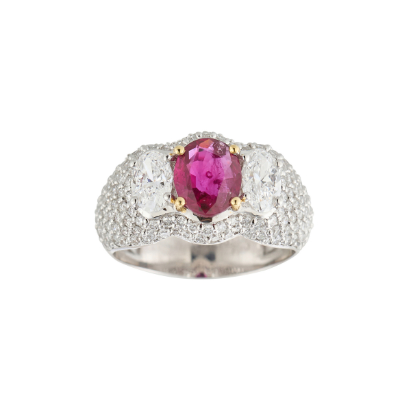 Sortija en oro blanco con centro de rubí de Thailandia ( Siam ) diamantes talla oval y cuerpo de pavé de diamantes talla brillante.