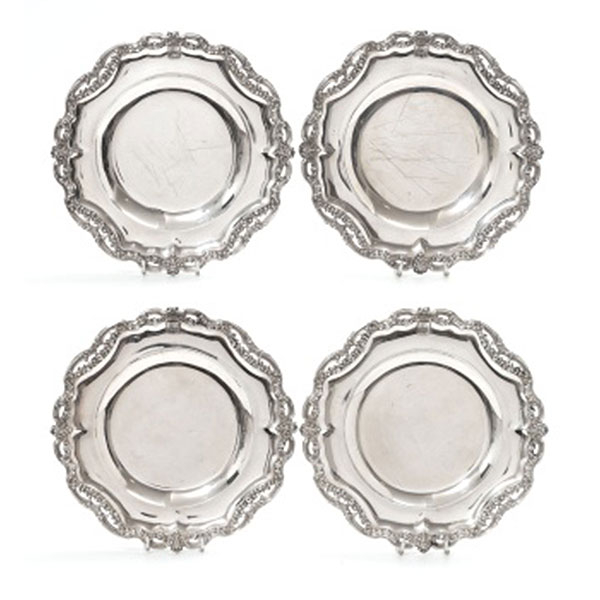 Conjunto de 4 bandejas en plata con decoración de guirnaldas, bustos de diablo y escudo heráldico con corona. Estilo Luis XVI. Marcas de platero.