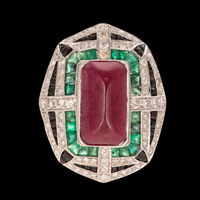 Gran Anillo en plata con rub&iacute; central, esmeraldas, &oacute;nix y diamantes.