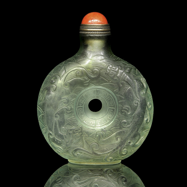 Botella de rap&eacute; de vidrio con relieves de "Dragones" y tapa de piedra dura.  Posible siglo XX.