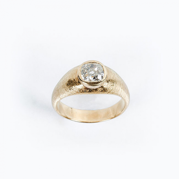 Anillo solitario vintage en s&oacute;lida montura matizada de oro amarillo 18 K, con un limpio y blanco diamante natural, talla 'cushion' 