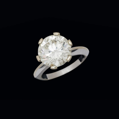 Anillo de oro blanco de 18 K. con brillante de de 5,50 cts. Color J-K. Pureza: VVS. 