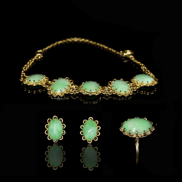 Juego de pulsera, anillo y pendientes en oro amarillo de 18k con jadeítas. 