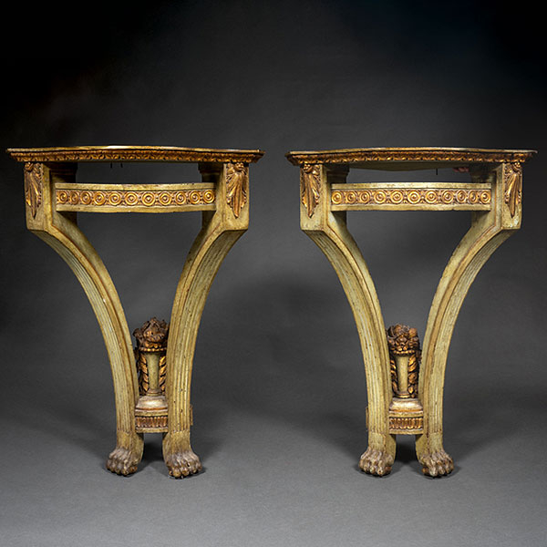 Pareja de consolas rinconeras en madera tallada pintadas y doradas del siglo XIX.