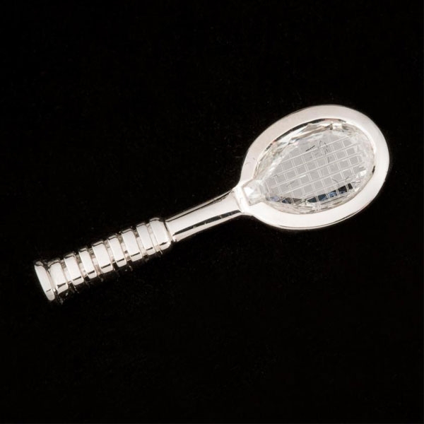 Pin de oro blanco de 18 K. realizado en forma de raqueta de tenis