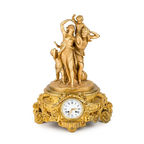 Gran reloj de sobremesa de estilo Luis XVI realizado en bronce dorado al mercurio. 