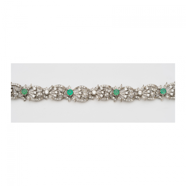 Pulsera en oro blanco formada por eslabones calados con hojitas y roleos de diamantes talla brillante y crisoprasas talla redonda