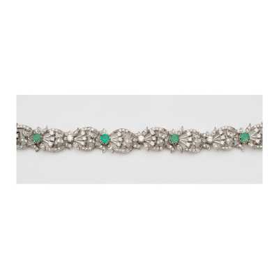 Pulsera en oro blanco formada por eslabones calados con hojitas y roleos de diamantes talla brillante y crisoprasas talla redonda